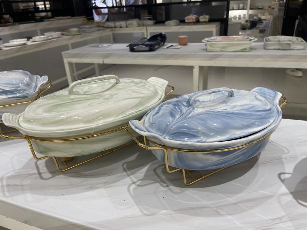 Plato de cerámica veteada: una combinación perfecta de arte y practicidad en la mesa del comedor