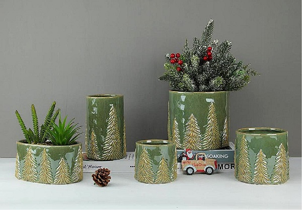 Titular de la noticia: ¿Quieres que las decoraciones navideñas tengan un ambiente agradable? ¿Será este jarrón de pino de cerámica en relieve tu nuevo favorito?