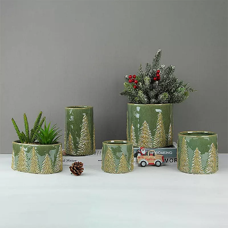 Jarrón de pino navideño en relieve