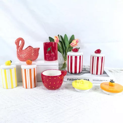 Candelador de cerámica en forma de flor y fruta