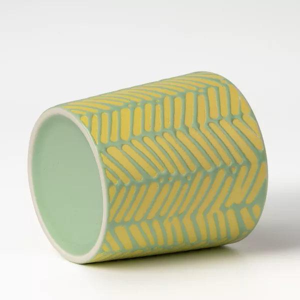 Portavelas de cerámica con relieve geométrico